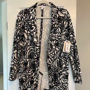 Xs LulaRoe Gwen Blazer- Black/White Floral Print